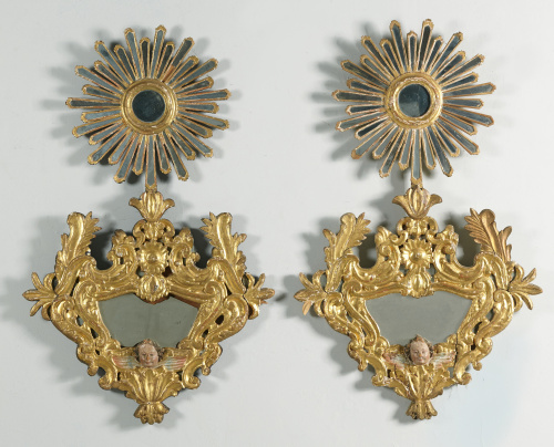 Pareja de cornucopias de madera tallada, dorada y policroma