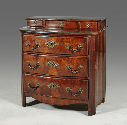 Cómoda con escabel de madera de palosanto.Trabajo catalán 