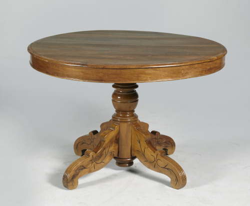 Mesa de comedor alfonsina en madera de nogal.Trabajo españ