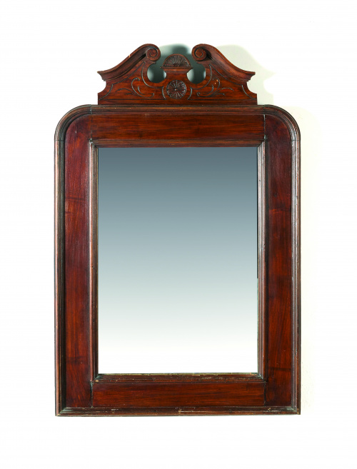 Espejo con marco de nogal con copete estilo inglés.