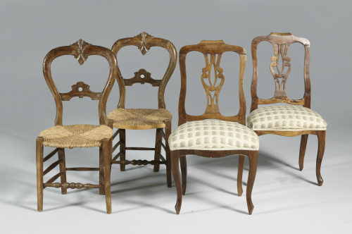 Pareja de sillas en madera de nogal con asiento tapizado.T