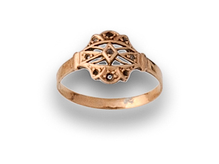 Anillo de pps s XX con flor calada en oro bajo.