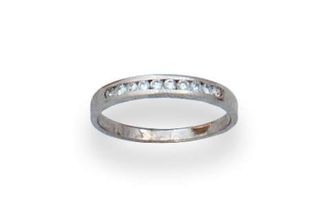 Sortija media alianza de brillantes engastados en carril.