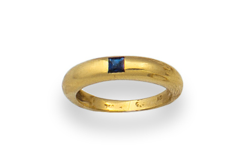 Sortija alianza con zafiro cuadrado de 0,20 ct aprox en oro