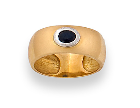 Sortija con zafiro oval en aro ancho de oro amarillo mate d