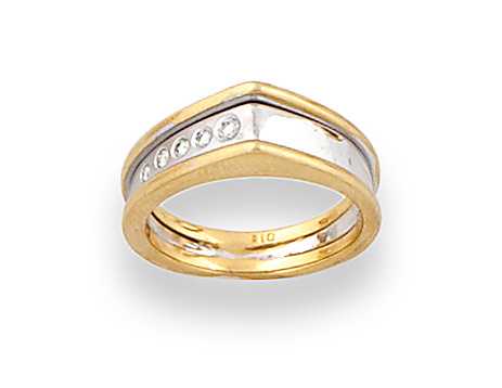 Sortija con frente angular y línea de brillantes en uno de 