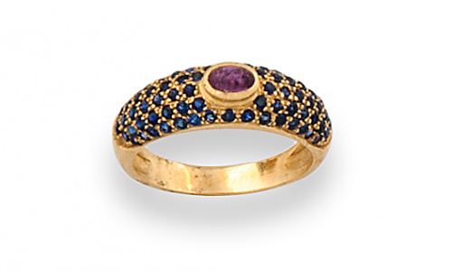 Sortija con pavé de zafiros y cabuchón de rubí central, en 