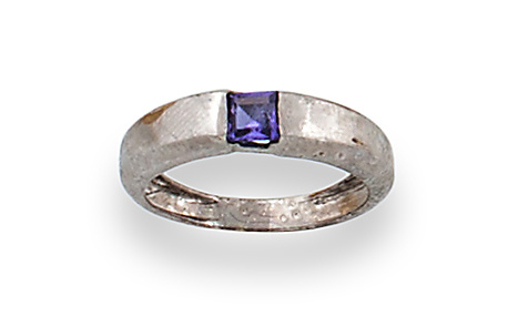 Sortija con amatista cuadrangular en oro blanco de 18K.