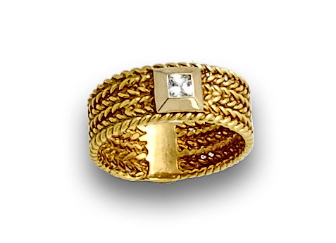 Anillo en oro amarillo trenzado de 18K con circonita de tal