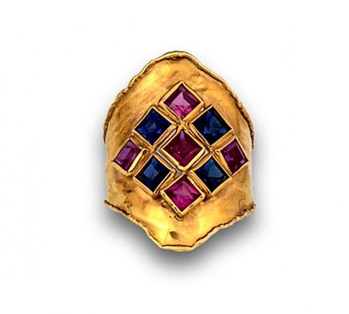 Anillo ancho con rombo de zafiros y rubíes sinteticos,en or