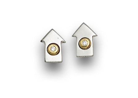 Pendientes en forma de casita con un brillante. En oro bico