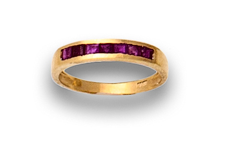 Anillo de rubíes carré engastados en carril en montura de o