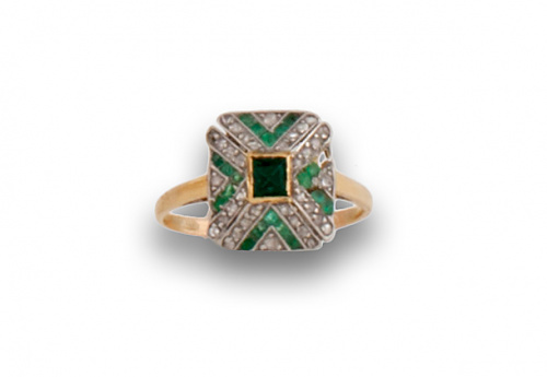 Sortija Art Decó con esmeraldas calibradas y diamantes, sím