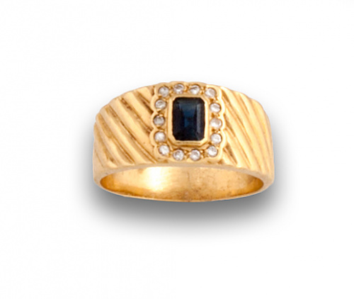 Sortija con zafiro cuadrado orlado de brillantes en montura