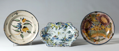 Plato de cerámica esmaltada, con una florecita en el asient
