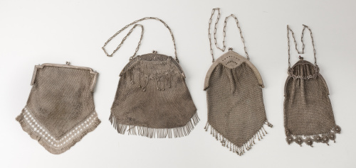 Bolso en malla de plata de pps s XX con boquilla decorada c