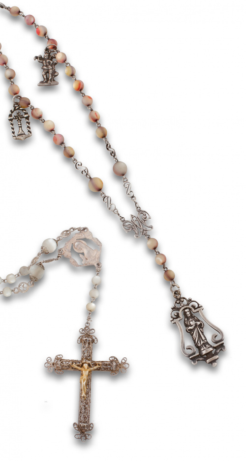 Lote de dos rosarios de cuentas pequeñas de nácar y vidro y