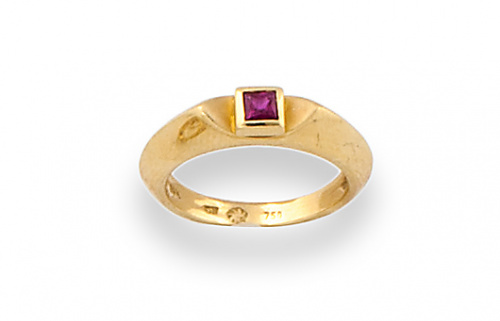 Sortija con rubí cuadrado central oro liso con dos triángul