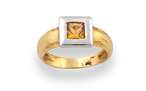 Sortija con citrino en marco cuadrado de oro bicolor de 18K.