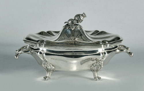 Sopera española en plata en su color punzonada, siguiendo m