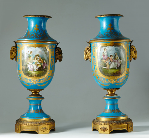 Pareja de jarrones estilo Luis XVI esmaltados en azul, y do