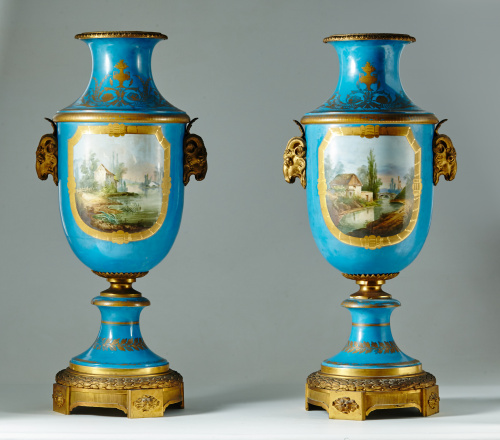 Pareja de jarrones estilo Luis XVI esmaltados en azul, y do