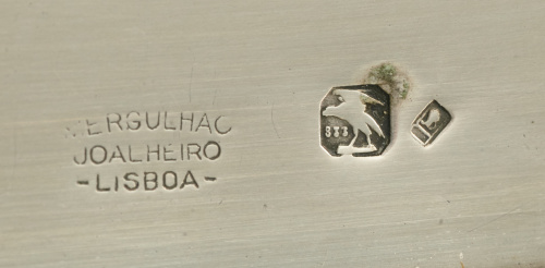 Fuente de plata punzonada, ley 833, rematada por una barand