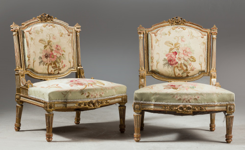 Pareja de descalzadoras de madera lacada de blanco y dorada