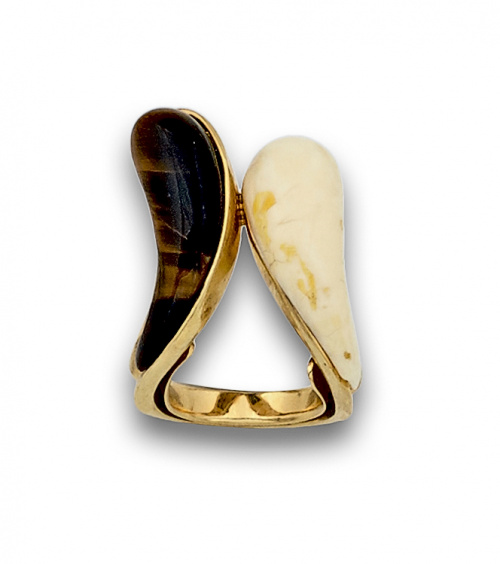 Sortija años 70 con dos brazos abiertos de ojo de tigre y m