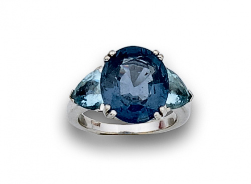 Sortija con Iolita oval entre dos topacios azules de talla 