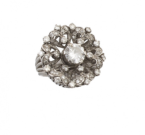 Sortija años 40 con diseño en forma de flor con un brillant