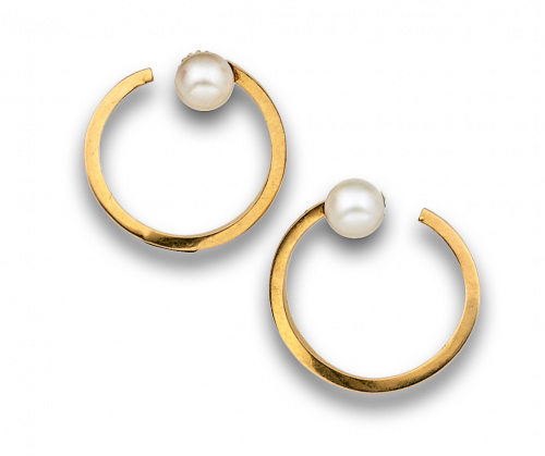 Pendientes de aro rígido en  oro  de 18K coronado con perla