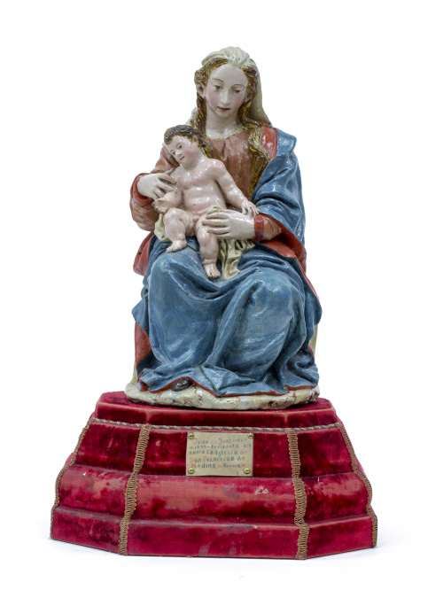 “Virgen con el Niño”Escultura en terracota policromada.Es
