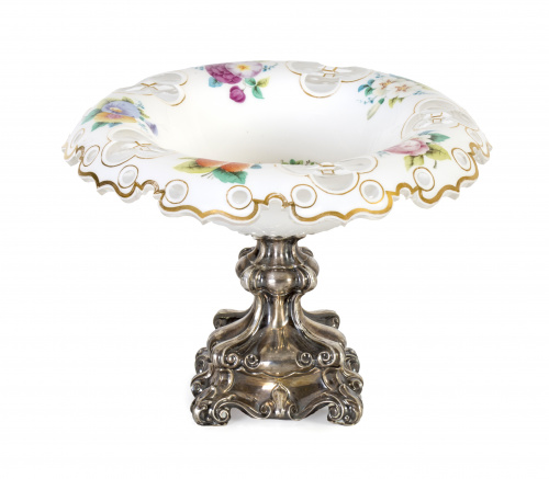 Frutero en cristal doblado y policromado, con pie de plata.