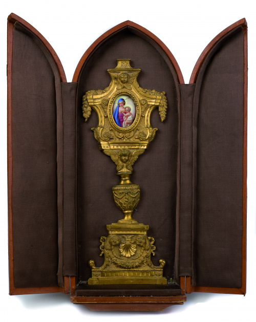 Altar de viaje con custodia de bronce dorado y cincelado.T