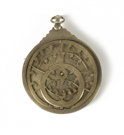 Astrolabio de bronce firmado por Muhammad Qasim y dedicado 