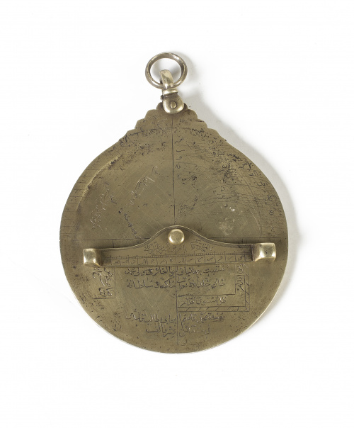 Astrolabio de bronce firmado por Muhammad Qasim y dedicado 