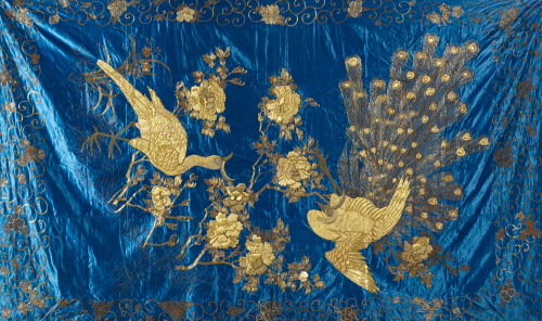 Paño en seda azul con pájaros bordados y flores con hilos d