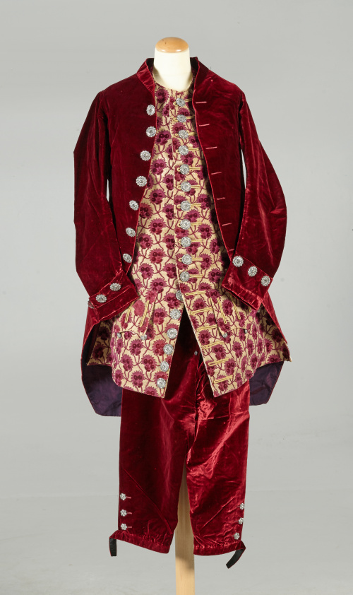 Traje de lacayo en terciopelo con botonadura de metal plate