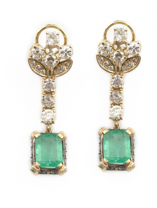 Pendientes largos con esmeraldas colombianas que penden de 