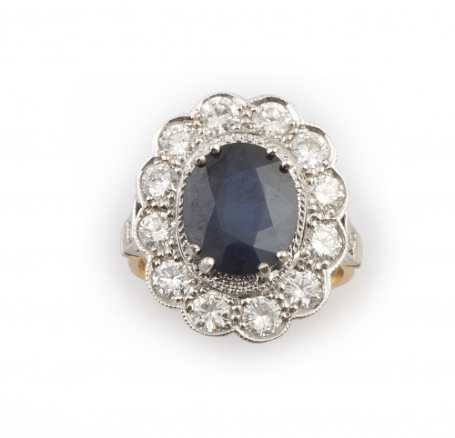 Sortija con zafiro de talla oval de 3,63 ct orlado de brill