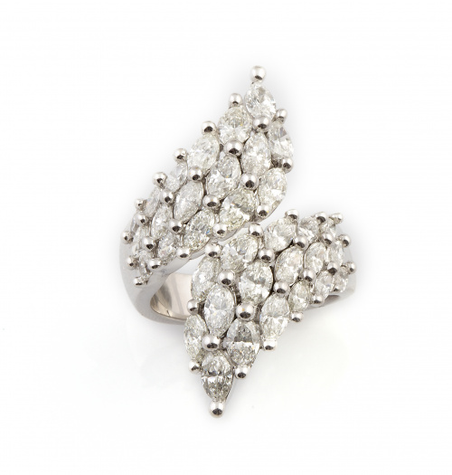 Sortija de diamantes talla navette que suman 4,80 ct y comp