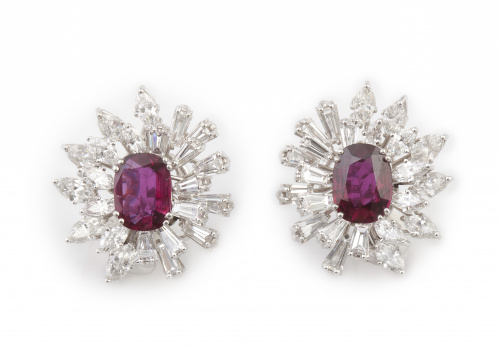 Pendientes flor con rubíes de talla oval centrales, rodeado
