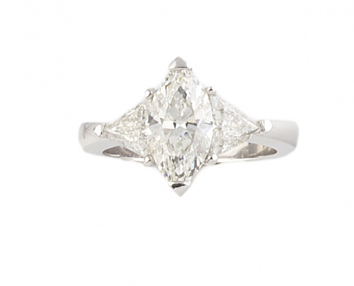 Sortija con brillante talla navette central de peso estimad