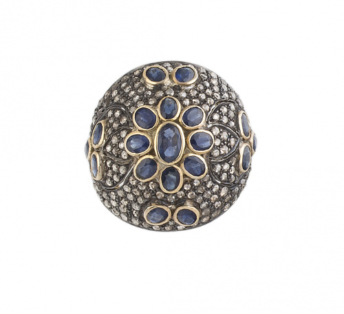 Sortija bombée con zafiros dibujando flores sobre fondo de 