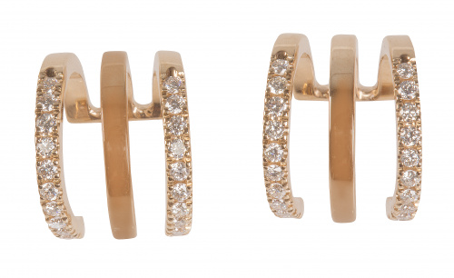 Pendientes con tres aros rígidos, los de los extremos con b