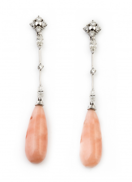 Pendientes largos con perillas coral rosa que penden de