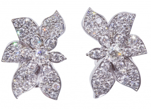 Pendientes de brillantes en diseño de flor con varios pétal