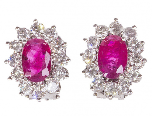 Pendientes con rubíes de talla oval e intenso color, orlado