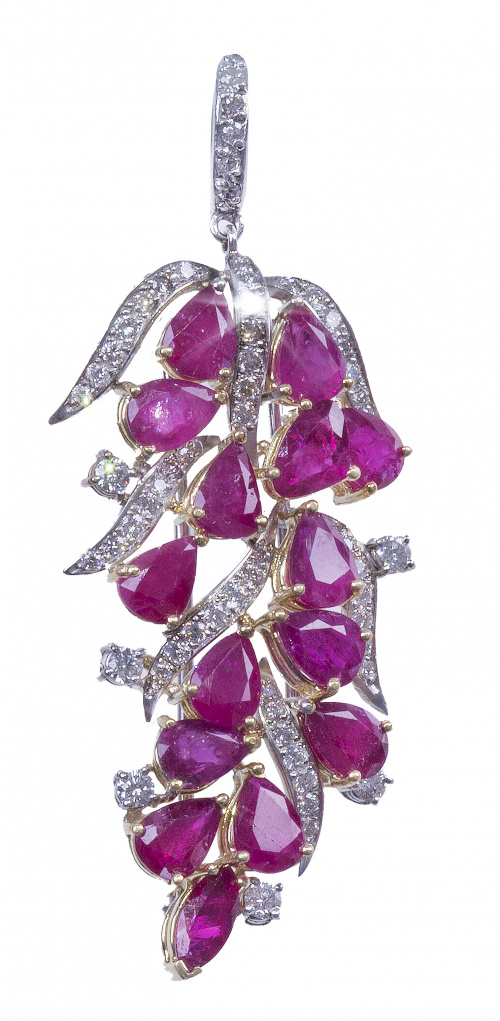 Broche colgante  en forma de racimo con rubíes talla pera y